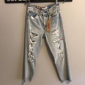 Levi’s ultra distressed wedgie straight